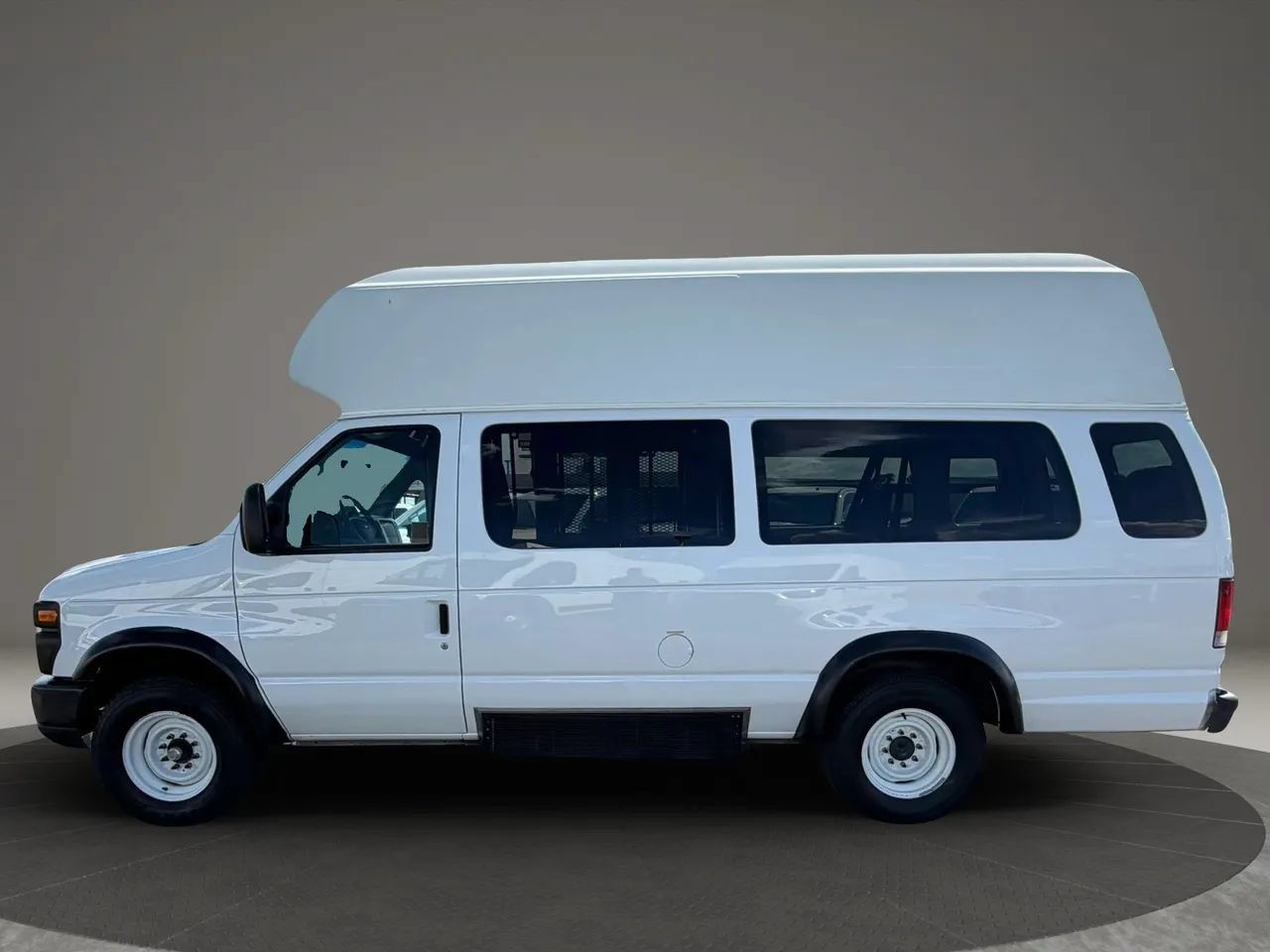 Used 2011 Ford E-350 and Econoline 350 Extended Super Duty RWD image 4
