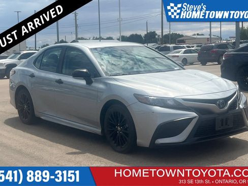 Used 2022 Toyota Camry SE FWD image 1