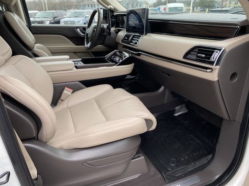 Used 2024 Lincoln Navigator Premiere image 14