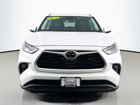 Used 2023 Toyota Highlander XLE image 2