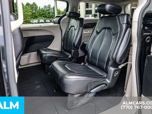 Used 2023 Chrysler Pacifica Touring-L FWD image 19