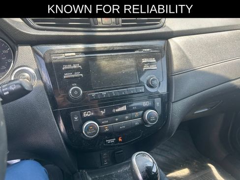 Used 2017 Nissan Rogue SV AWD/4WD image 18