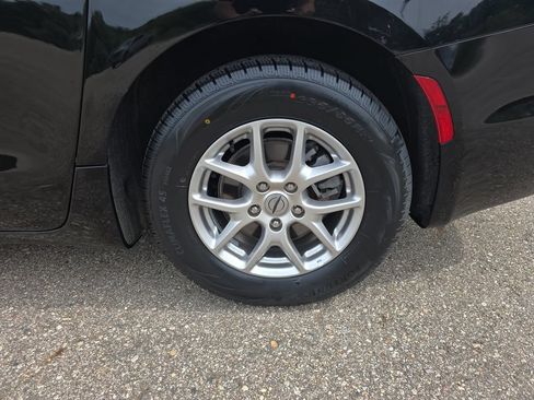 Used 2025 Chrysler Pacifica Select FWD image 37