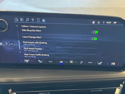 Used 2025 Chevrolet Traverse LT image 50