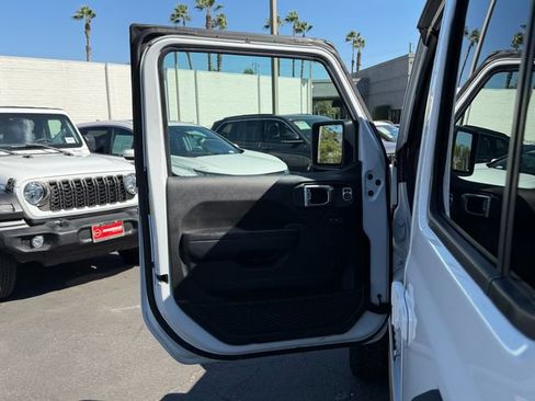 Used 2024 Jeep Wrangler Unlimited Rubicon 4xe AWD/4WD image 18