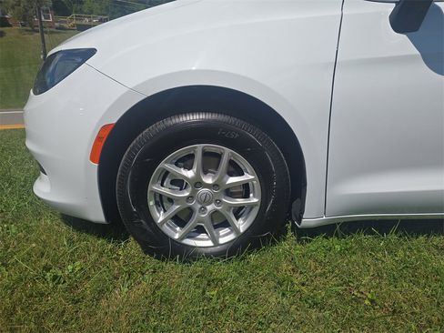 New 2025 Chrysler Voyager LX image 7