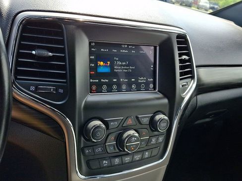 Used 2021 Jeep Grand Cherokee Laredo AWD/4WD image 24