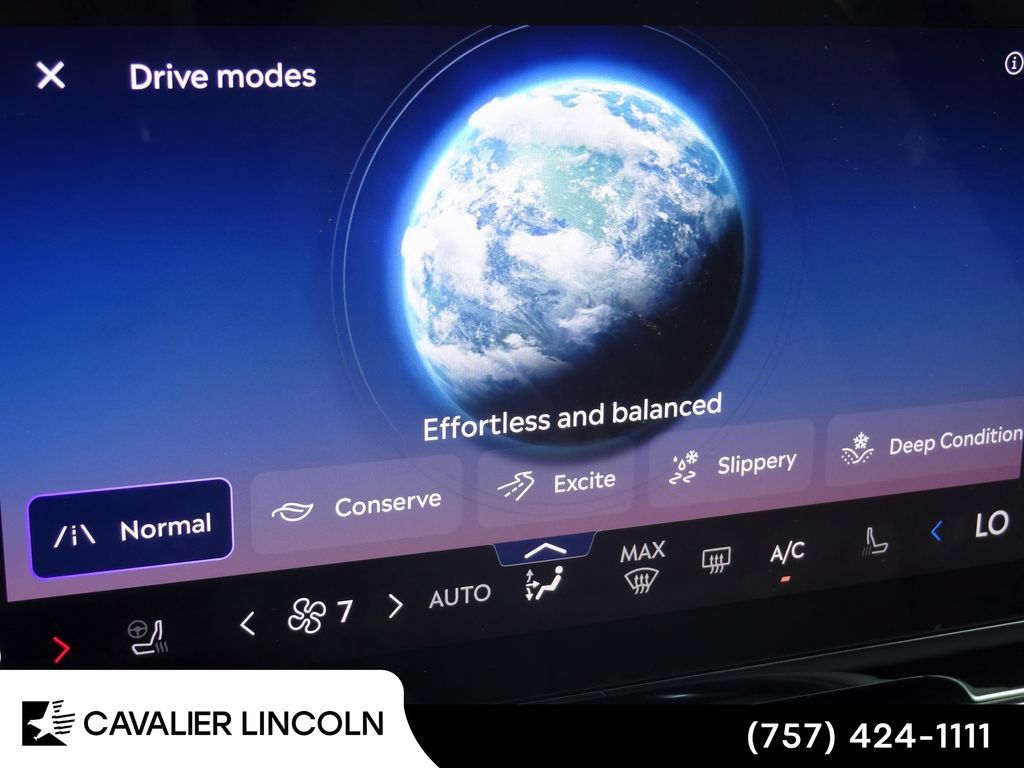 Used 2026 Lincoln Nautilus Premier AWD/4WD image 32