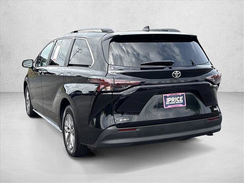 Certified 2026 Toyota Sienna XLE FWD image 7
