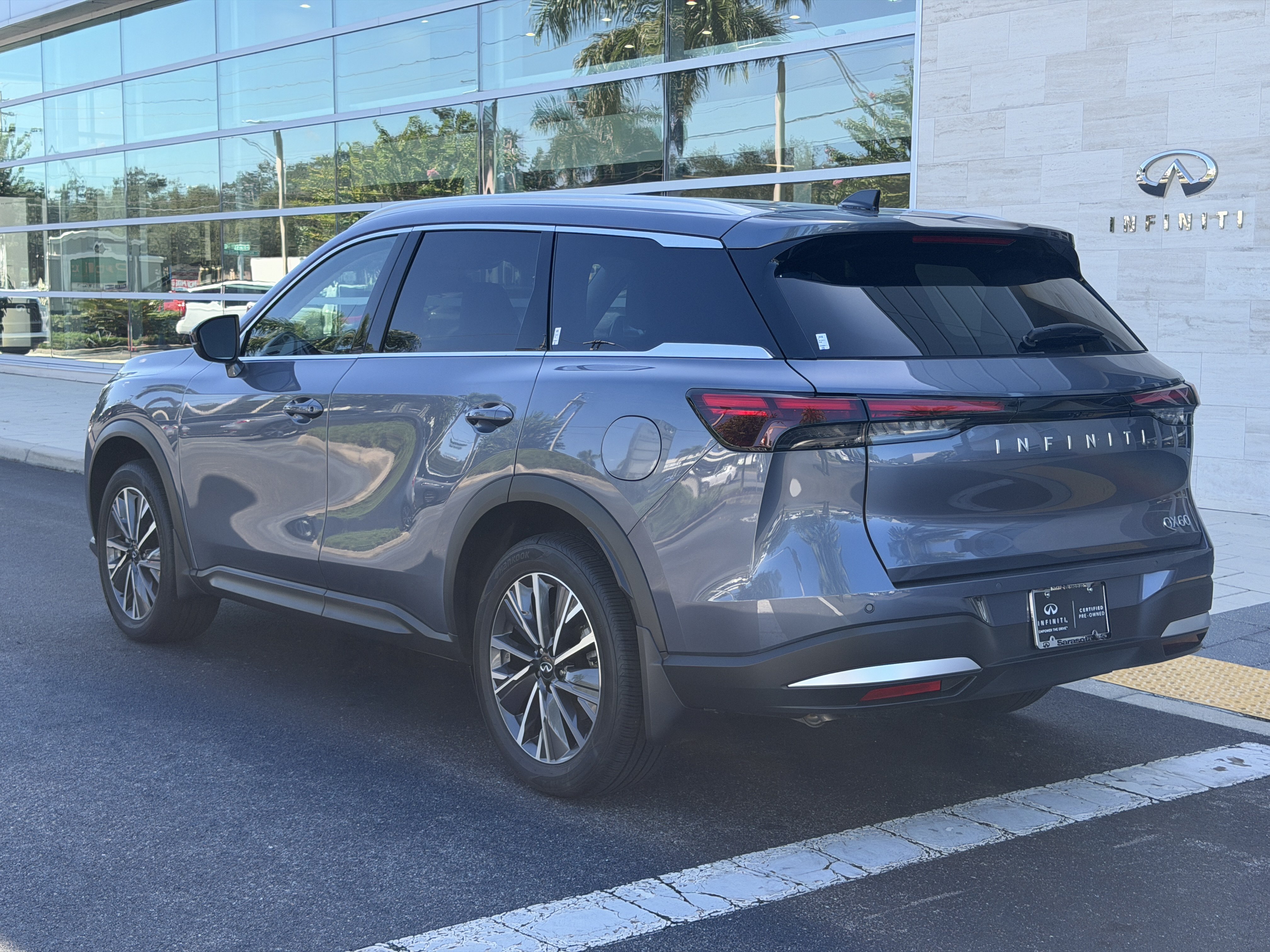 Certified 2027 INFINITI QX60 Luxe w/ Cargo Package FWD image 5