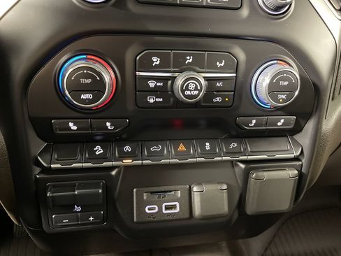 Used 2022 Chevrolet Silverado 1500 LT AWD/4WD image 30