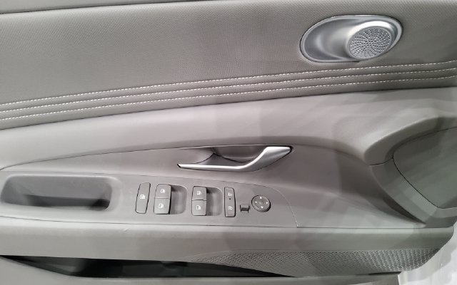Used 2025 Hyundai Elantra SEL FWD image 30