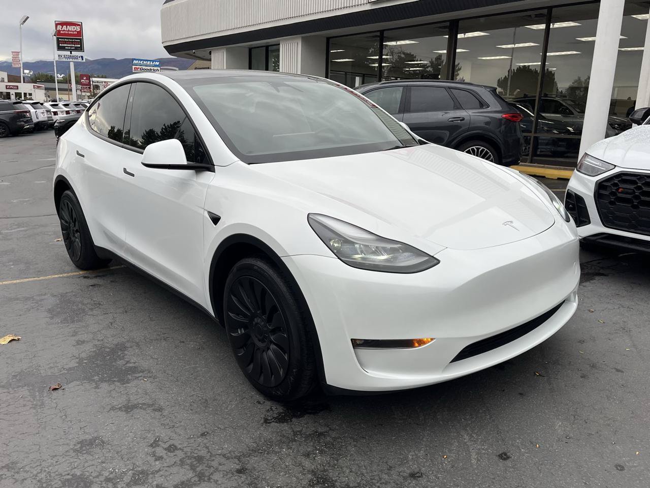 Used 2024 Tesla Model Y Long Range AWD/4WD image 2
