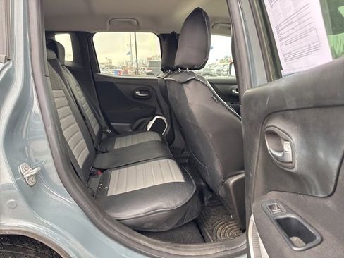 Used 2018 Jeep Renegade Latitude image 11