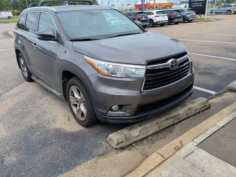 Used 2015 Toyota Highlander Limited Platinum AWD/4WD image 2