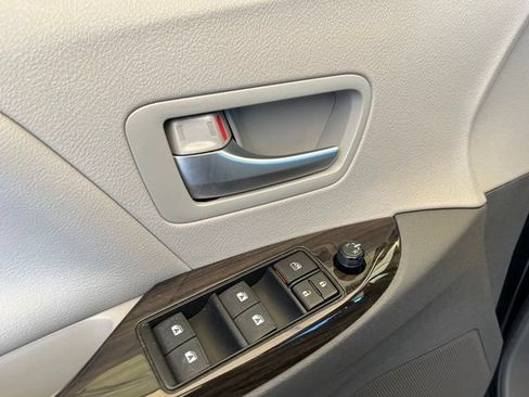 Used 2019 Toyota Sienna XLE Premium w/ Carpet Mat Package FWD image 14