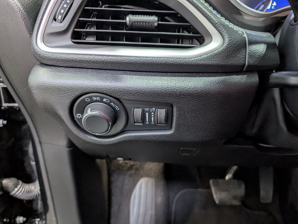 Used 2027 Chrysler Pacifica Limited FWD image 21