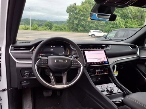 New 2025 Jeep Grand Cherokee Limited w/ Black Appearance Package image 10