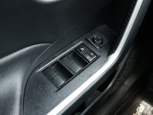 Used 2019 Toyota RAV4 LE FWD image 21