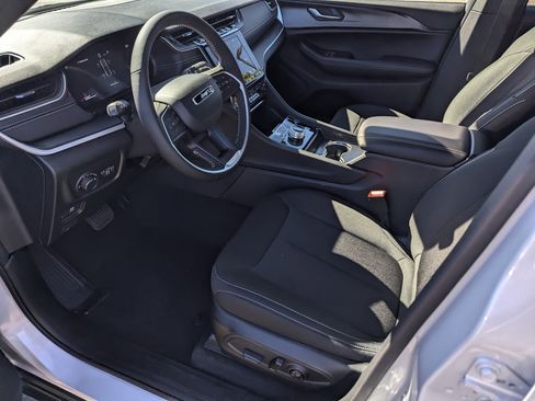 New 2025 Jeep Grand Cherokee Laredo image 9