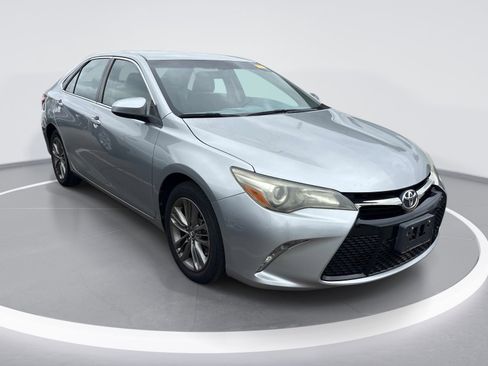 Used 2015 Toyota Camry SE image 2