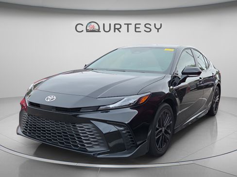 Certified 2025 Toyota Camry SE image 1