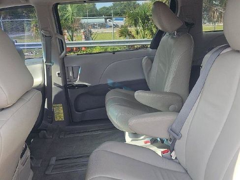 Used 2014 Toyota Sienna LE FWD image 4