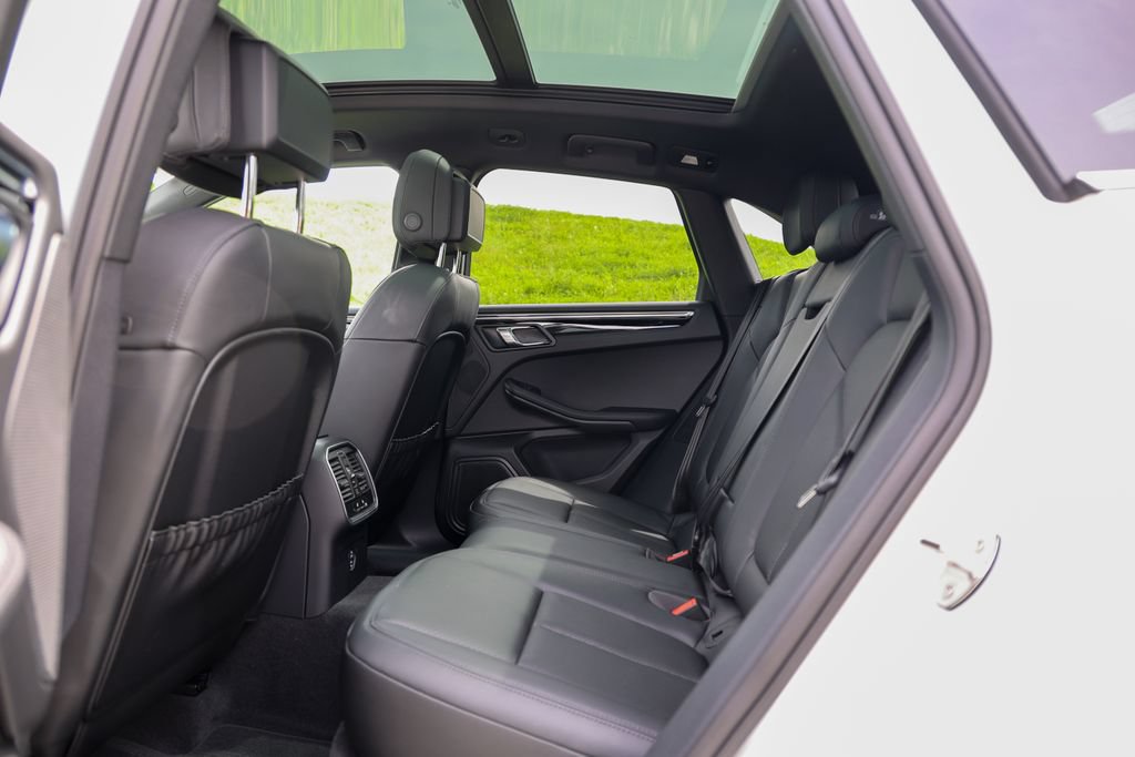 Certified 2026 Porsche Macan AWD/4WD image 35