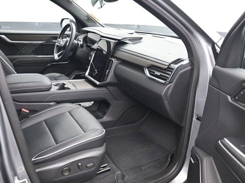 Used 2024 GMC Acadia Denali w/ LPO, Roadside Safety Package image 14