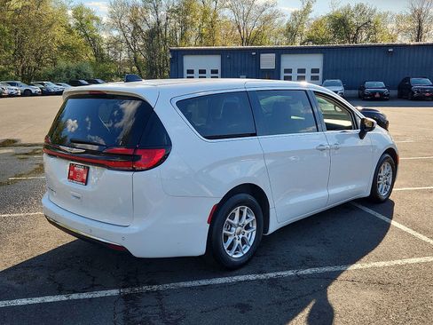 Used 2023 Chrysler Pacifica Touring-L FWD image 4