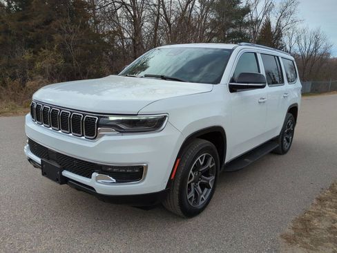 Used 2024 Jeep Wagoneer Series III image 2