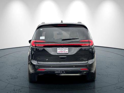 New 2026 Chrysler Pacifica Limited image 5