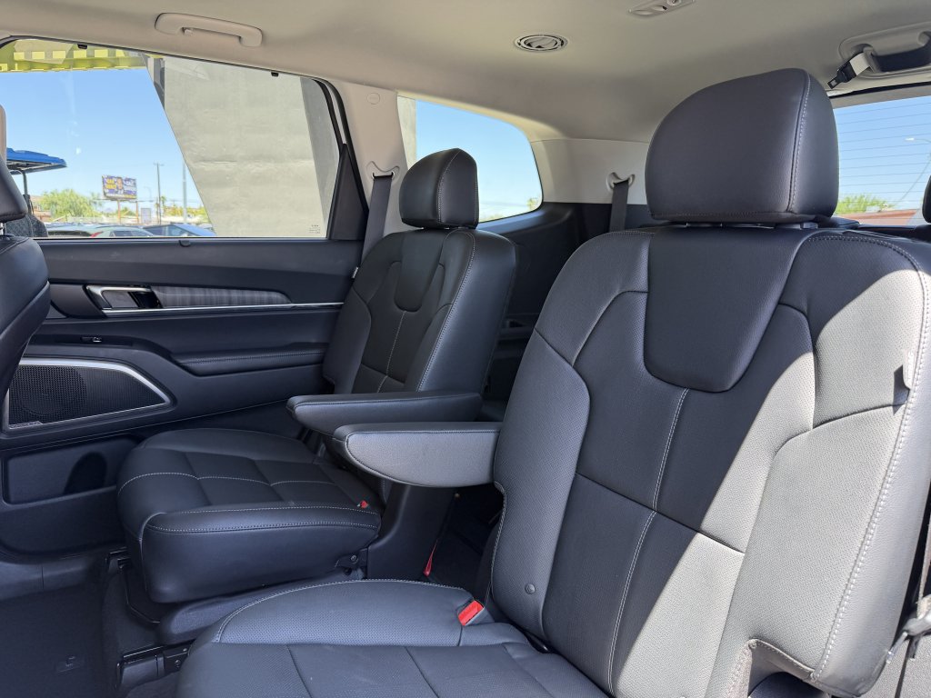 Used 2025 Kia Telluride EX w/ EX Captain's Chair Package FWD image 34