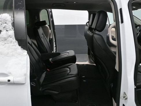 Used 2023 Chrysler Pacifica Touring-L image 11