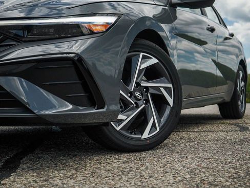 New 2026 Hyundai Elantra Limited FWD image 6