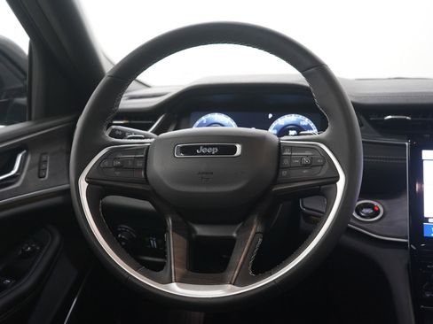 Used 2025 Jeep Grand Cherokee Limited w/ Black Appearance Package image 17