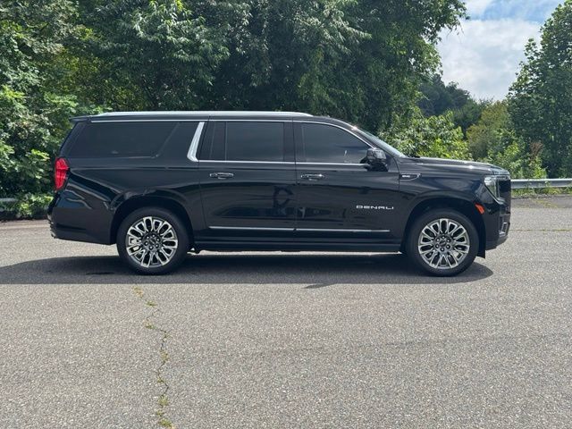 Used 2023 GMC Yukon XL Denali Ultimate AWD/4WD image 9
