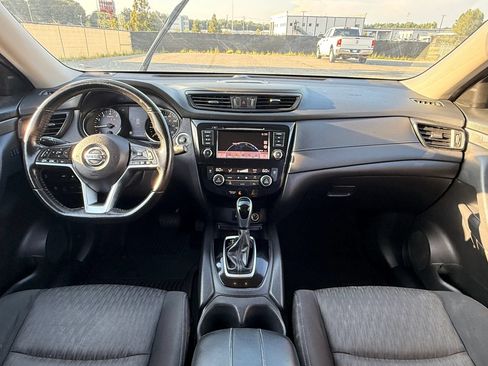 Used 2018 Nissan Rogue SV w/ Sun & Sound Touring Package AWD/4WD image 3
