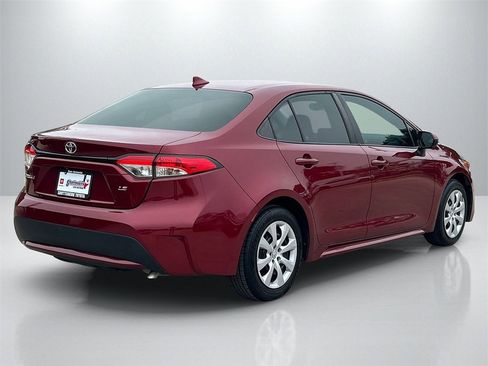 Used 2022 Toyota Corolla LE image 5