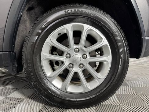 Used 2021 Jeep Grand Cherokee Laredo image 44