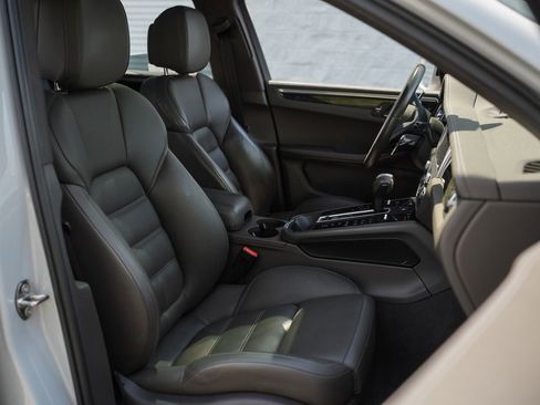 Used 2022 Porsche Macan w/ Premium Package Plus image 25