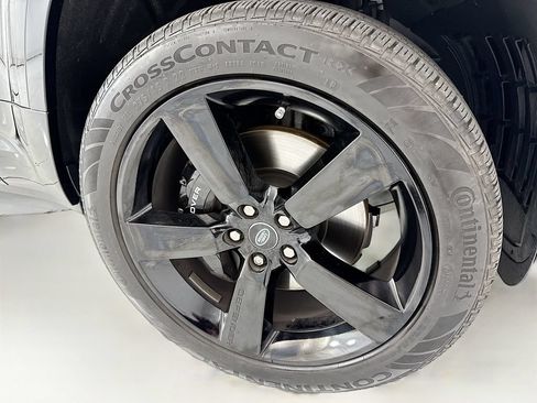 Certified 2024 Land Rover Defender 90 V8 AWD/4WD image 29