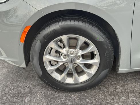 Used 2023 Chrysler Pacifica Touring-L image 14