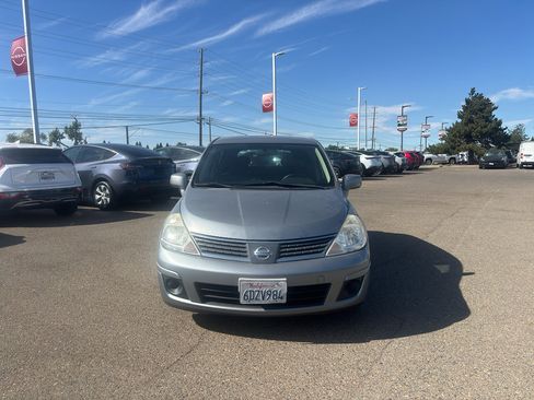 Used 2009 Nissan Versa Hatchback w/ Convenience Pkg FWD image 2
