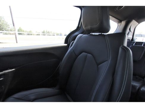 Used 2024 Chrysler Pacifica Limited FWD image 14