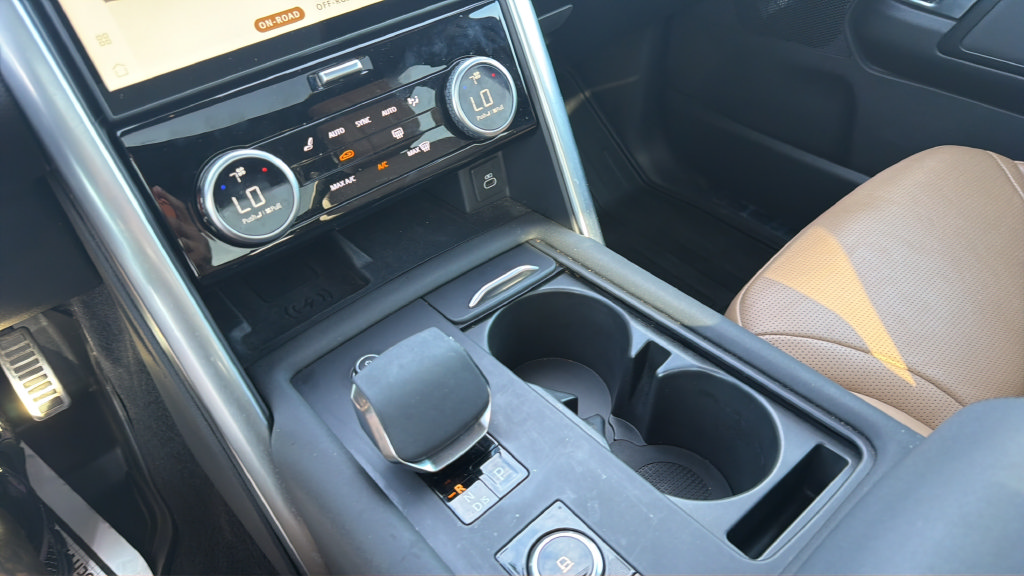 Used 2024 Land Rover Discovery Dynamic SE AWD/4WD image 21