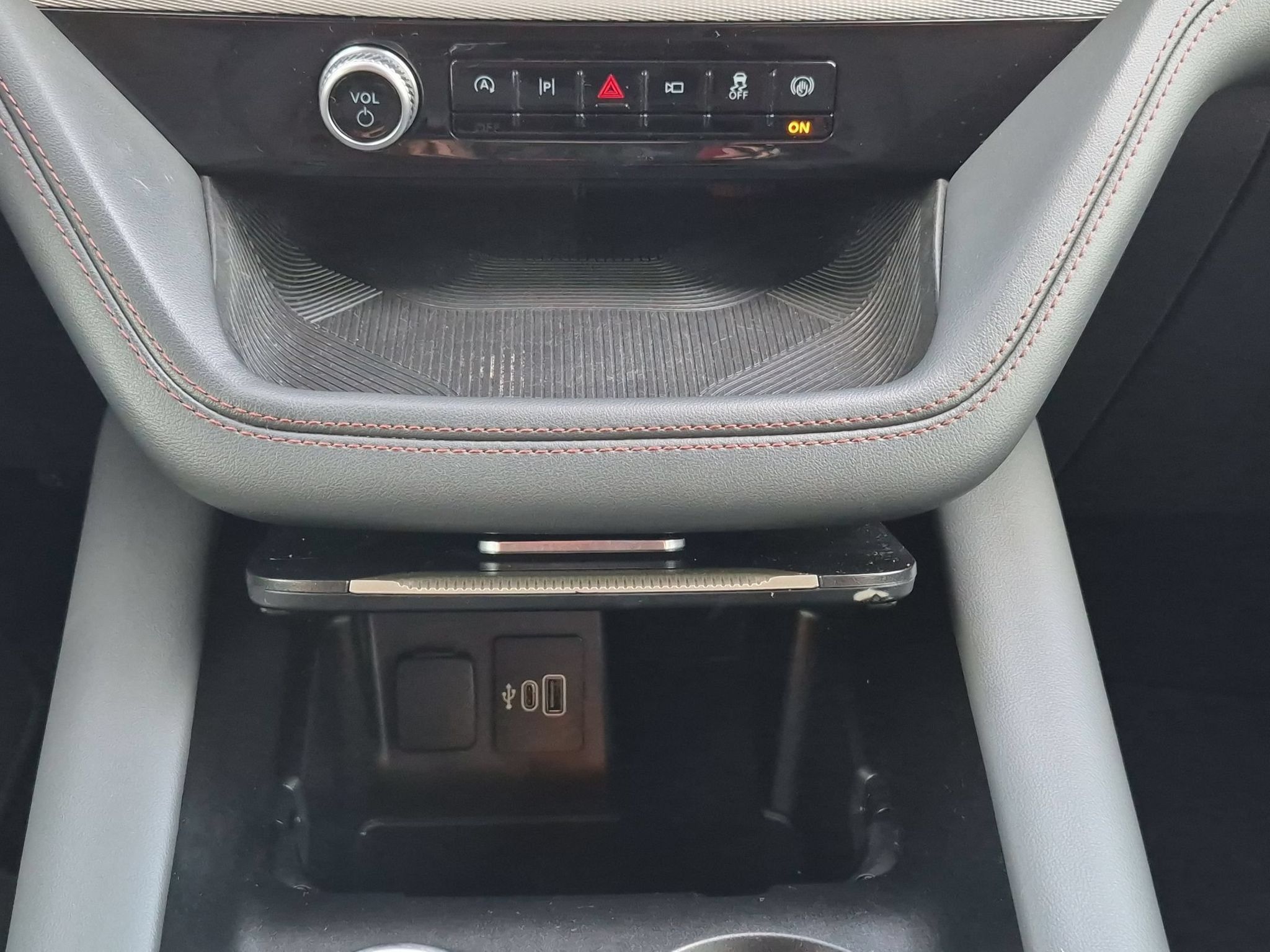 Used 2025 Ford Explorer Active RWD image 21