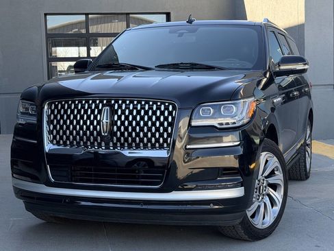 Used 2022 Lincoln Navigator Reserve image 3