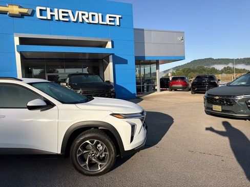Used 2024 Chevrolet Trax LT w/ LT Convenience Package FWD image 2