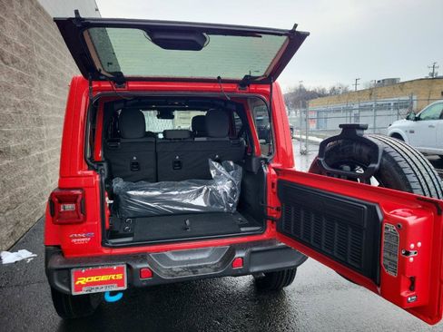 New 2024 Jeep Wrangler Unlimited Sahara w/ Technology Group image 23